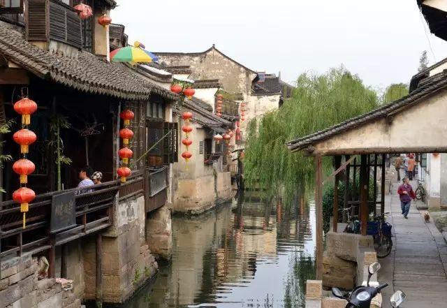 阿克塞汇东新能源项目定日镜全部安装完成,总镜场面积达58万平方米